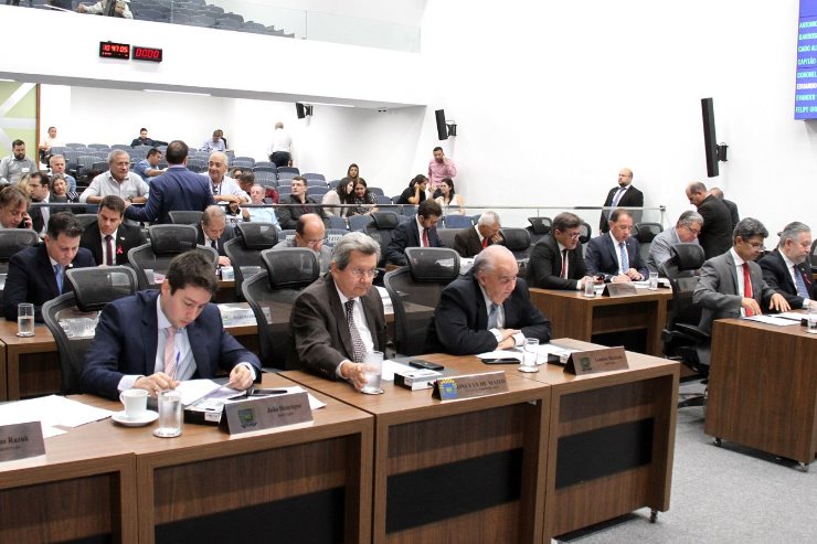 Imagem: Deputados estaduais da ALEMS analisando propostas durante a Ordem do Dia 