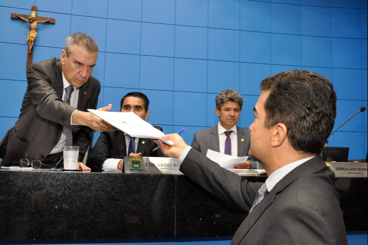 Imagem: Deputado Marçal assina pedido de abertura de CPI e entrega ao presidente da Assembleia, Paulo Corrêa