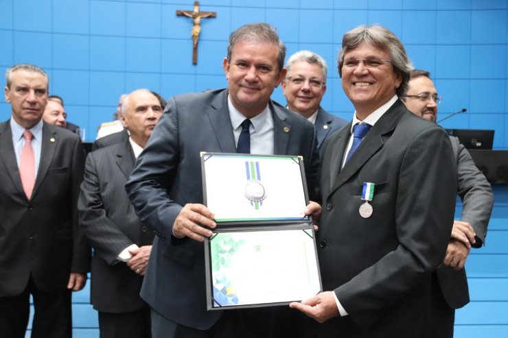 Imagem: Dr. Antonio de Pádua Thiago, foi homenageado em sessão solene e a honraria foi entregue pelo parlamentar na Assembleia Legislativa.
