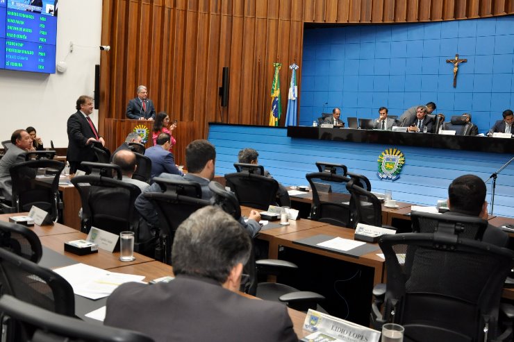 Imagem: Deputados em votação do projeto apresentado por Felipe Orro, que proíbe cobrança de taxas de religação de serviços essenciais
