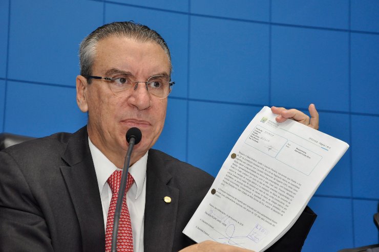 Imagem: Deputado Paulo Corrêa com o requerimento, feito por Felipe Orro, para instauração da CPI da Energisa