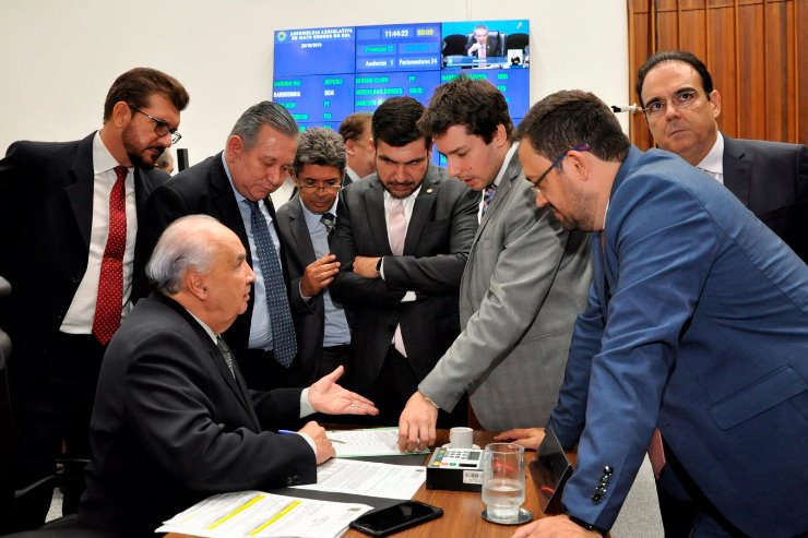Imagem: Deputados estaduais da ALEMS debatendo sobre o assunto contido em projeto de lei durante a Ordem do Dia