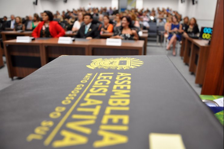 Imagem: Diploma de Mérito Legislativo, alusivo aos 40 anos do Parlamento Sul-mato-grossense, foi entregue aos homenageados