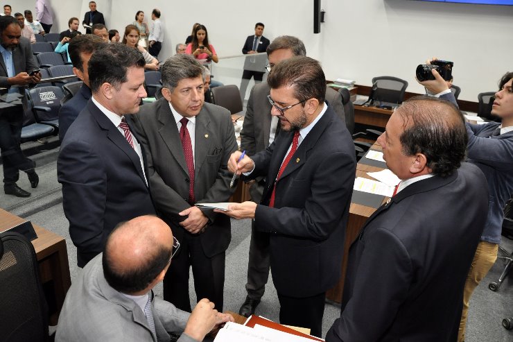Imagem: Deputados durante sessão plenária na Assembleia Legislativa de Mato Grosso do Sul
