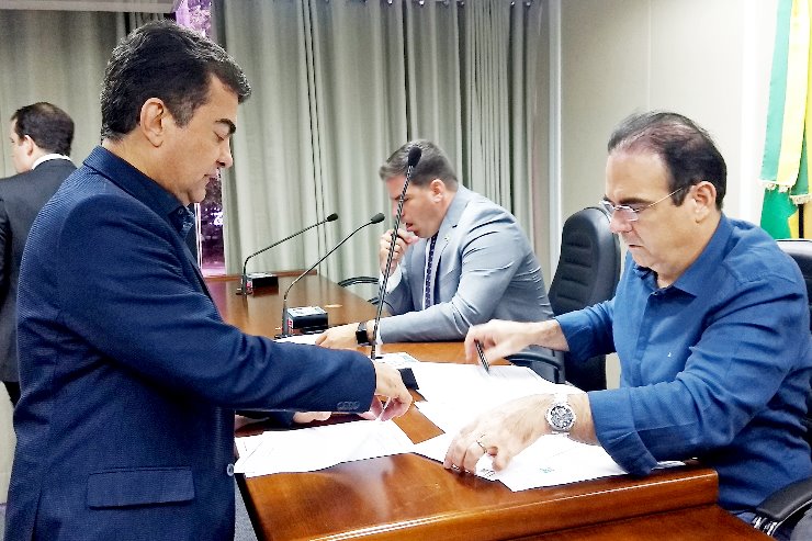 Imagem: Marçal entregou requerimento a Felipe Orro o pedido de CPI para o interior do Estado