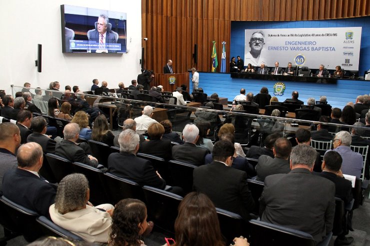 Imagem: Plenário ficou lotado durante a sessão solene que prestou homenagem a engenheiros
