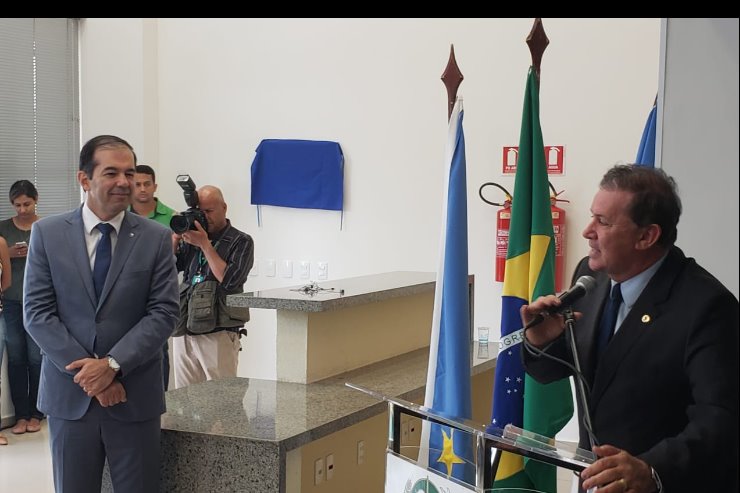 Imagem: Juntamente com o defensor público-geral, Fábio Rogério Rombi da Silva e demais autoridades, Eduardo Rocha comemorou mais esta conquista para o município.