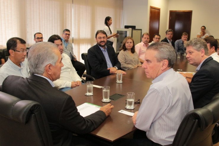 Imagem: Governador Reinaldo Azambuja e o deputado Paulo Corrêa durante reunião realizada com setores empresariais na governadoria nesta quarta-feira 