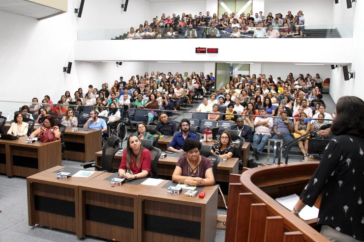 Imagem: Audiência Pública que debateu a presença de psicólogos e assistentes sociais nas escolas do Estado
