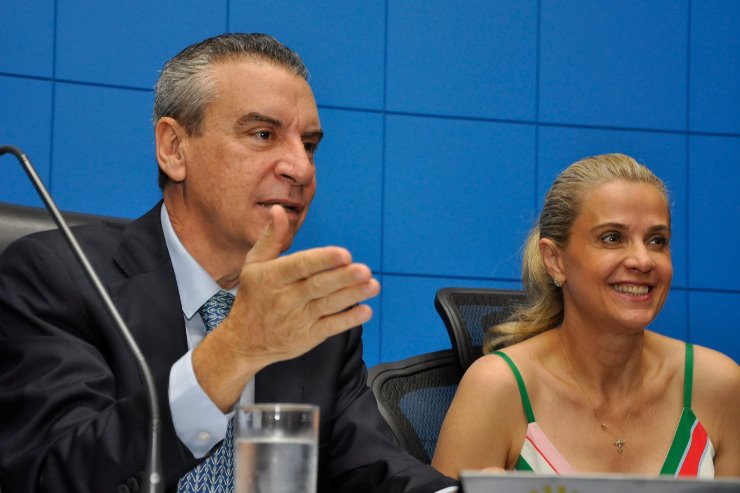 Imagem: O deputado presidiu a sessão solene ao lado de sua esposa, Adriane Corrêa