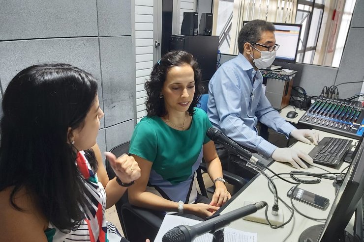Imagem: A jornalista Regiane Ribeiro entrevista a infectologista Íris Bucker Froes, no estúdio da Rádio ALEMS
