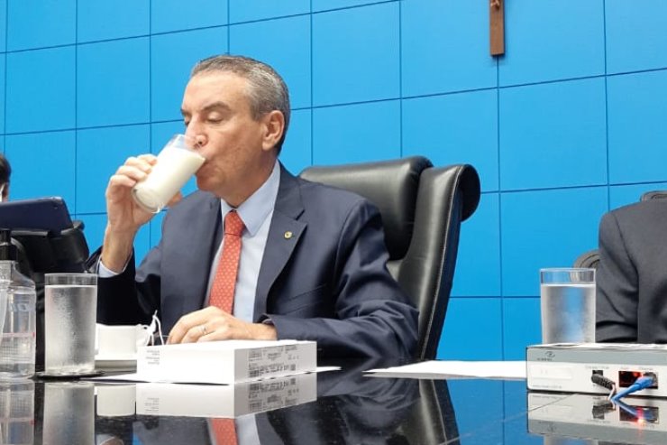 Imagem: Presidente Paulo Corrêa aceitou desafio do governador Reinaldo Azambuja, simbolizando o apoio à cadeia produtiva do leite 