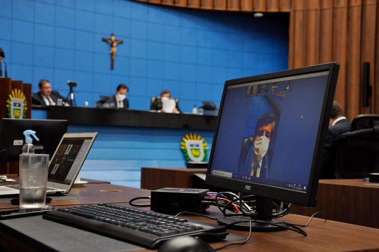 Imagem: Em plenário estiveram apenas Lidio Lopes e Eduardo Rocha junto aos técnicos do Legislativo; plenário continua fechado