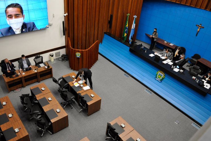 Imagem: Votações ainda ocorrem em videoconferência; no plenário, ainda fechado, apenas deputados e técnicos do Legislativo