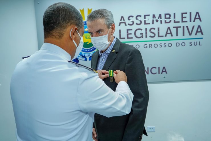 Imagem: Contra-Almirante, Sérgio Gago Guida, entrega a Medalha Mérito Tamandaré ao presidente da ALEMS, deputado Paulo Corrêa