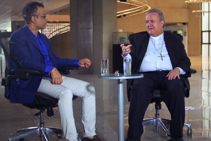 Imagem: Ben-Hur Ferreira, que comanda o programa Personalidades, entrevista o arcebispo Dom Dimas Lara