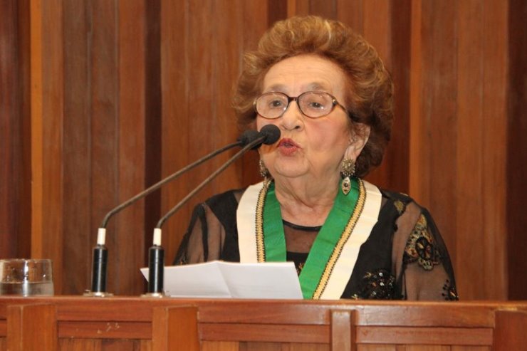 Imagem: Maria da Glória de Sá Rosa em noite de homenagens aos 40 anos da Academia Sul-mato-grossense de Letras na Casa de Leis