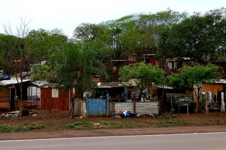 Imagem: Cerca de 600 famílias corumbaenses vivem em condições extremas, algumas em barracas ou outras ocupações degradantes nas imediações de Corumbá