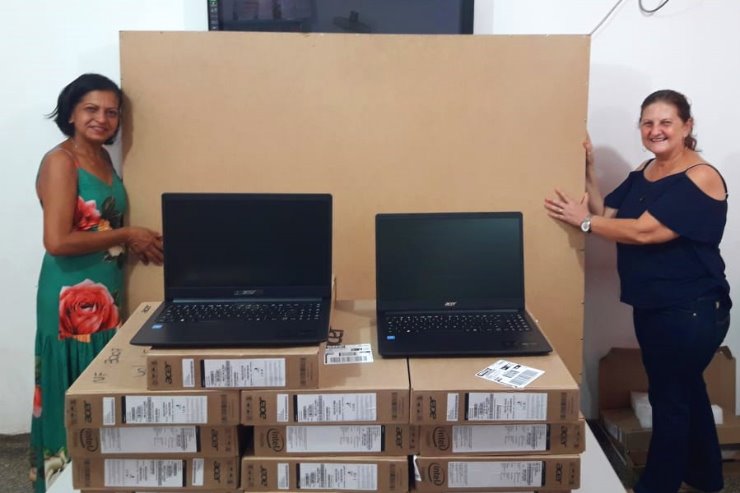 Imagem: Com o dinheiro da emenda parlamentar, a escola comprou uma lousa digital, 15 notebooks, duas impressoras e 25 cadeiras estofadas