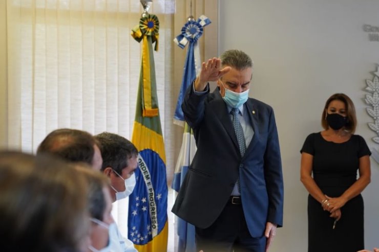 Imagem: Deputado Paulo Corrêa, governador em exercício, durante juramento em ato de assinatura do termo de assunção de cargo 