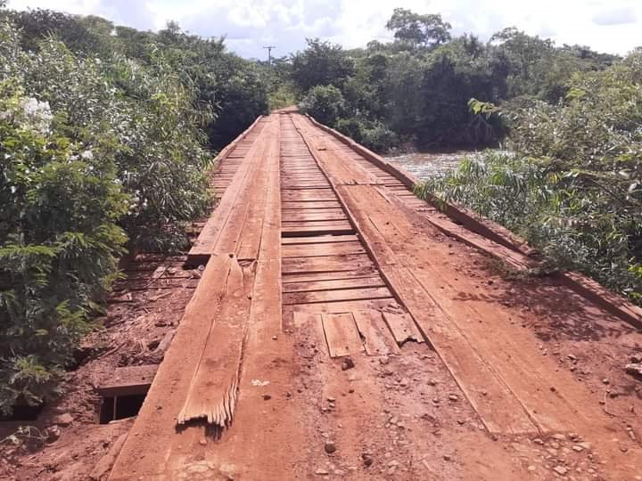 Ponte de madeira está em péssimo estado