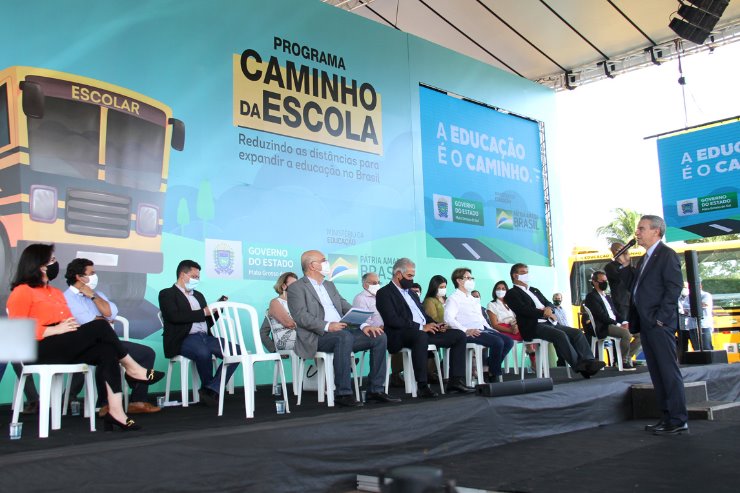 Imagem: Deputado Paulo Corrêa, presidente da ALEMS, discursa em solenidade de entrega de 168 ônibus escolares às prefeituras de Mato Grosso do Sul