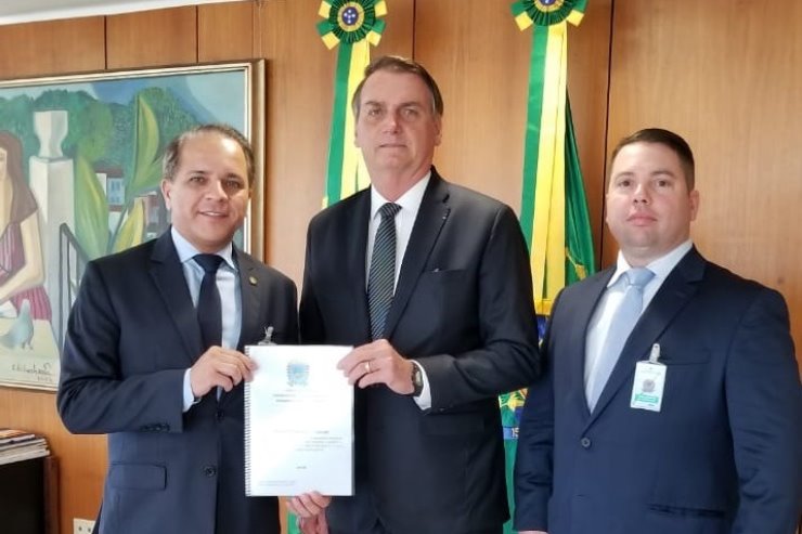 Imagem: Deputado estadual Coronel David e gerente de projetos da Embratur, Rodolfo Nogueira durante entrega do plano ao presidente Jair Bolsonaro 