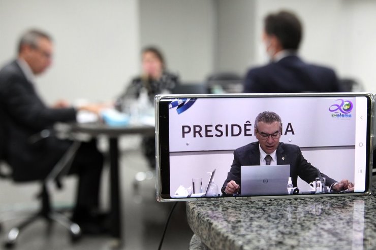 Imagem: A sessão remota foi conduzida da sala de reuniões da presidência