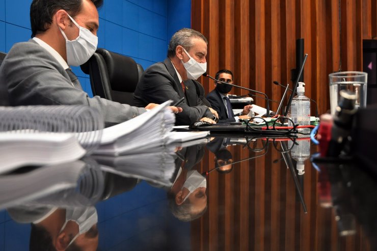 Imagem: Mesa Diretora durante sessão ordinária na ALEMS; sessões são realizadas no plenário da Casa de Leis às teças,quartas e sexta-feiras