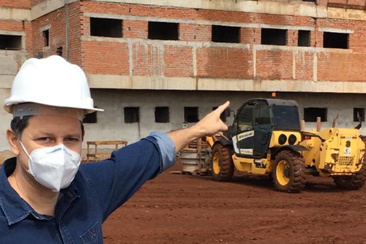Imagem: Deputado Renato Câmara esteve pessoalmente no canteiro de obras nesta segunda-feira (26) para fiscalizar e levantar informações acerca do andamento da construção.  