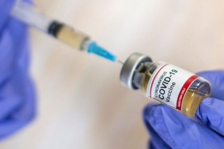 Imagem: Enfermeiro pegando dose da vacinação para aplicação
