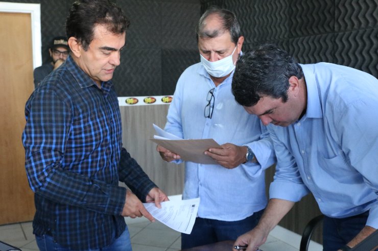 Imagem: Deputado Marçal entrega indicação de pedidos aos secretários Sérgio de Paulo e Eduardo Riedel 