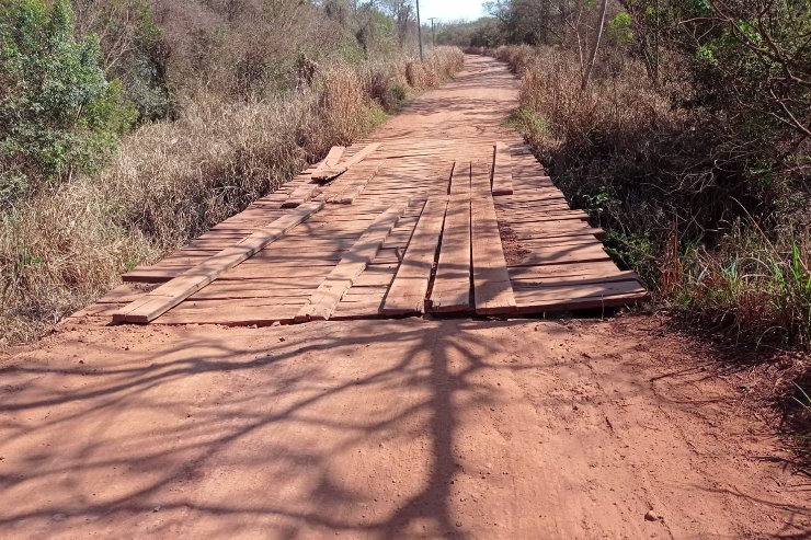 Imagem: A ponte de Madeira na área rural do município na MS-258 está em péssimo estado de conservação