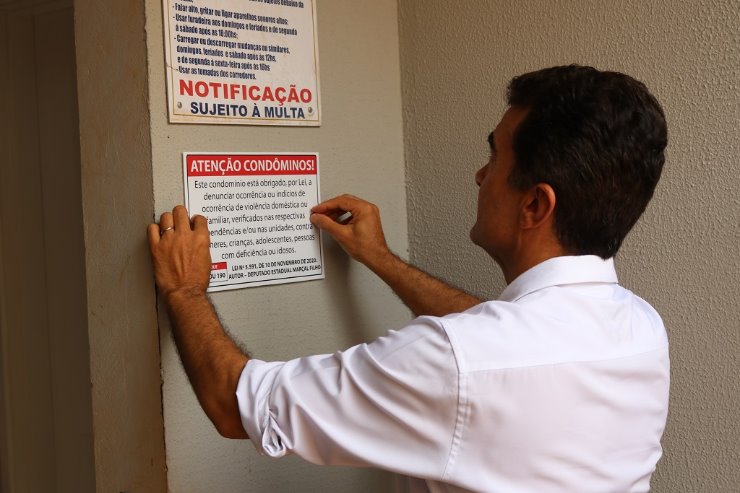 Imagem: Deputado Marçal tem instalado placas em condomínios para alertar sobre a Lei