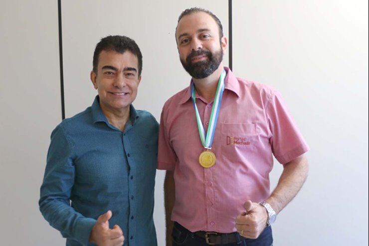Imagem: Deputado Marçal entrega medalha a Marcelo Meger, fundador do Enchei-vos