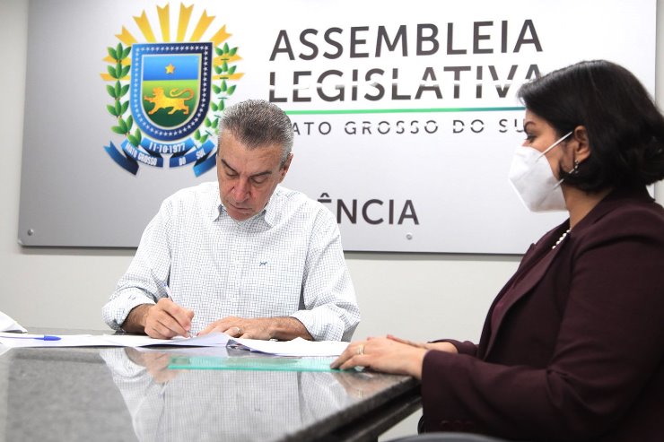 Imagem: Deputado Paulo Corrêa e a procuradora Patrícia Cozzolino durante assinatura do termo de cooperação para trasmissão de programas da Defensoria