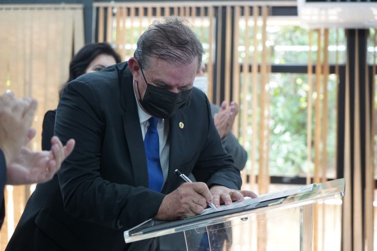 Imagem: Eduardo Rocha, deputado licenciado, assina a posse como secretário de Governo em solenidade nesta quinta-feira