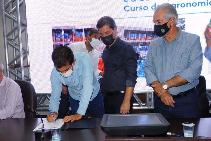 Imagem: Deputado Marçal durante assinatura de recursos para a cidade de Maracaju 