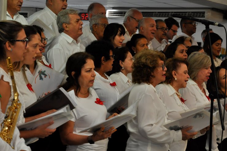 Imagem: Coral de servidores da ALEMS entoaram músicas natalinas com regência da maestrina Telma Pimentel
