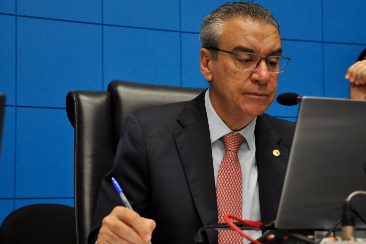 Imagem: O presidente da ALEMS, deputado Paulo Corrêa, conduz os trabalhos no Plenário Júlio Maia