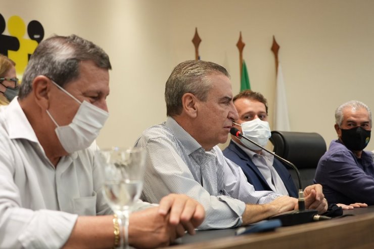 Imagem: Presidente Paulo Corrêa representou parlamentares ocupando fala na mesa