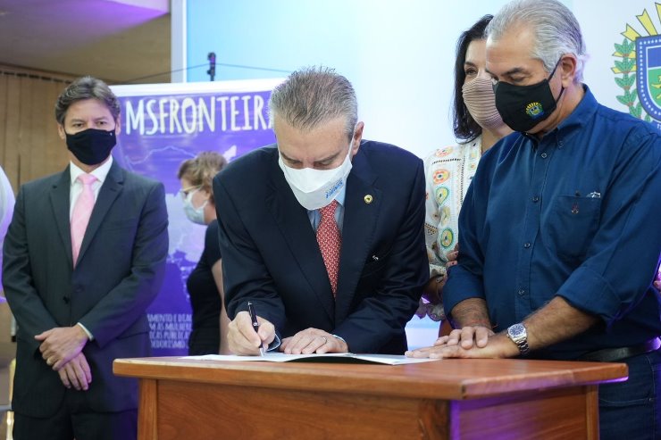 Imagem: Presidente da ALEMS participa da assinatura de decretos governamentais e sanção de lei