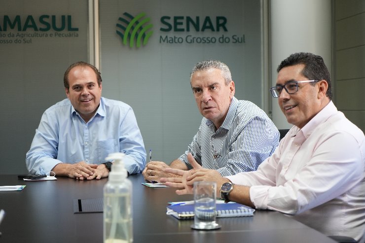 Imagem: Presidente da ALEMS, Paulo Corrêa, ao lado do presidente da Famasul, Marcelo Bertoni, e do secretário adjunto de Educação Édio de Castro