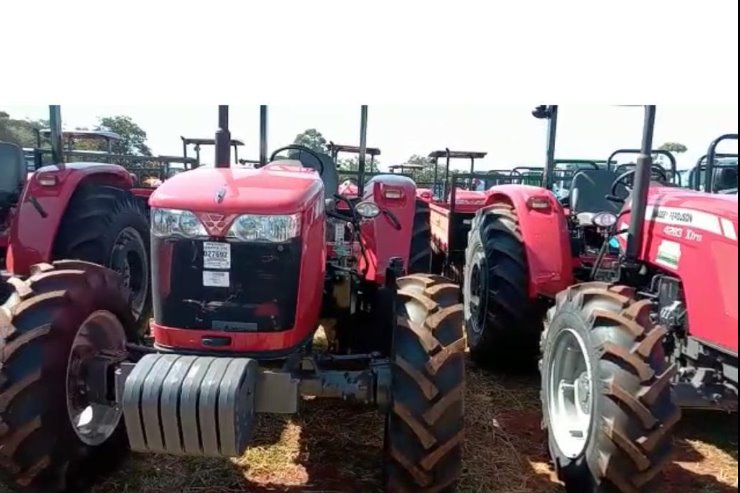 Imagem: Governador atende pedidos de Neno Razuk e entrega maquinários para agricultores do Estado