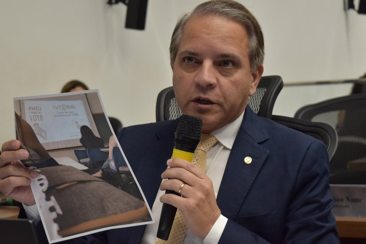 Imagem: Deputado mostrou imagem em que constava os dizeres contra o presidente da República Jair Bolsonaro 