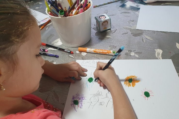 Imagem: Basta um papel, lápis de cor, canetinha e imaginação para a criança partilhar aprendizagens possíveis em um tempo de tão difícil compreensão
