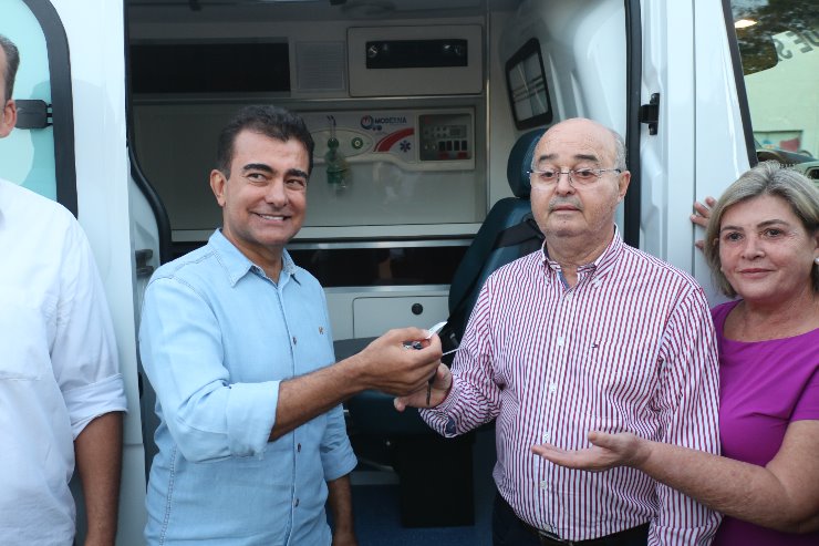 Imagem: Marçal Filho, prefeito Gilberto Garcia durante a entrega da ambulância em Nova Andradina 