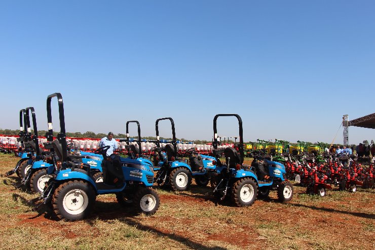 Imagem: Parte das máquinas agrícolas entregues aos municípios em evento realizado nesta sexta-feira 