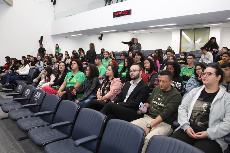 Imagem: Alunos da Escola Estadual Professor João Magiano Pinto acompanharam  a reunião da CCJR