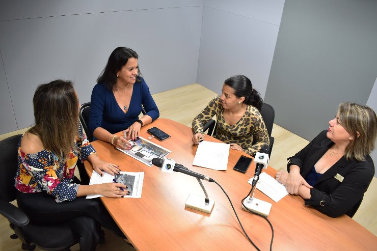 Imagem: Reunião de pauta conduzida pela coordenadora da Rádio ALEMS, jornalista Karine Cortez